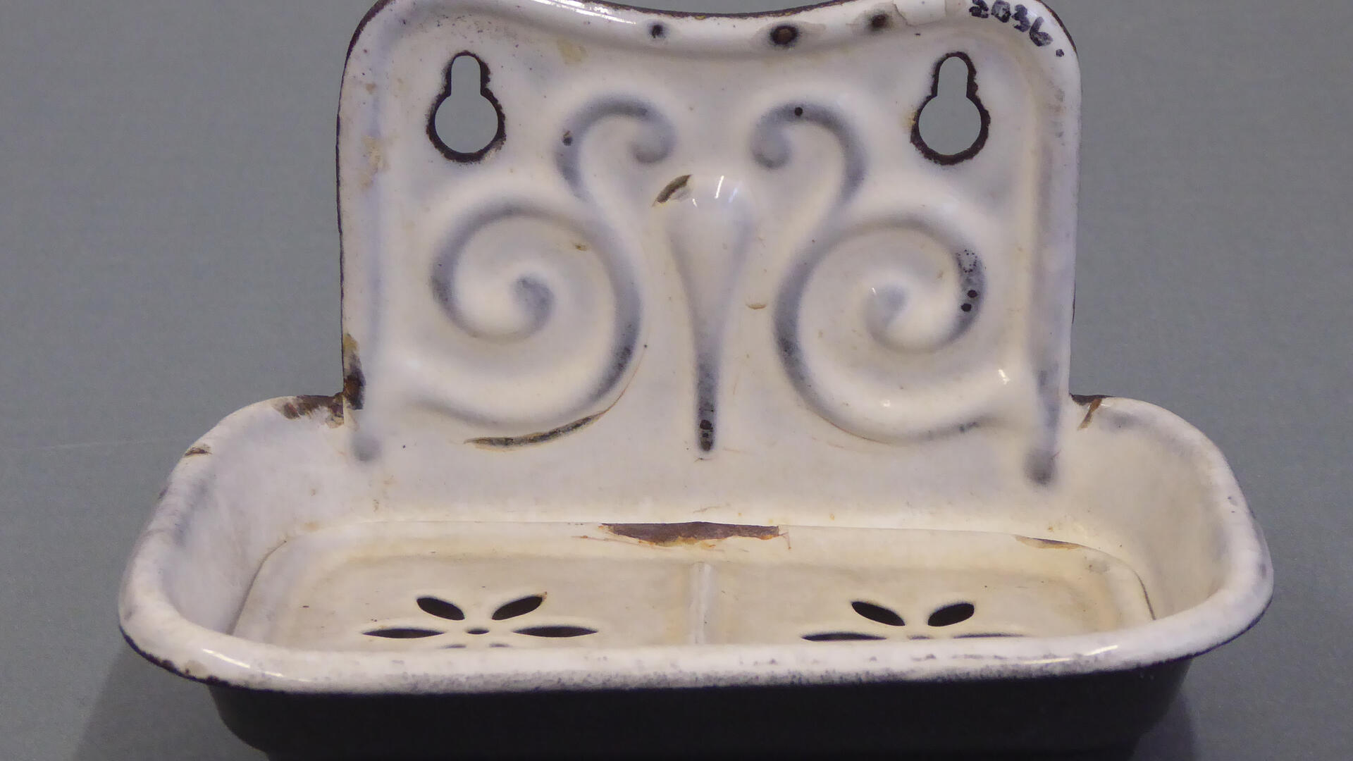 emaloitu valkoiseksi maalattu saippuakuppi