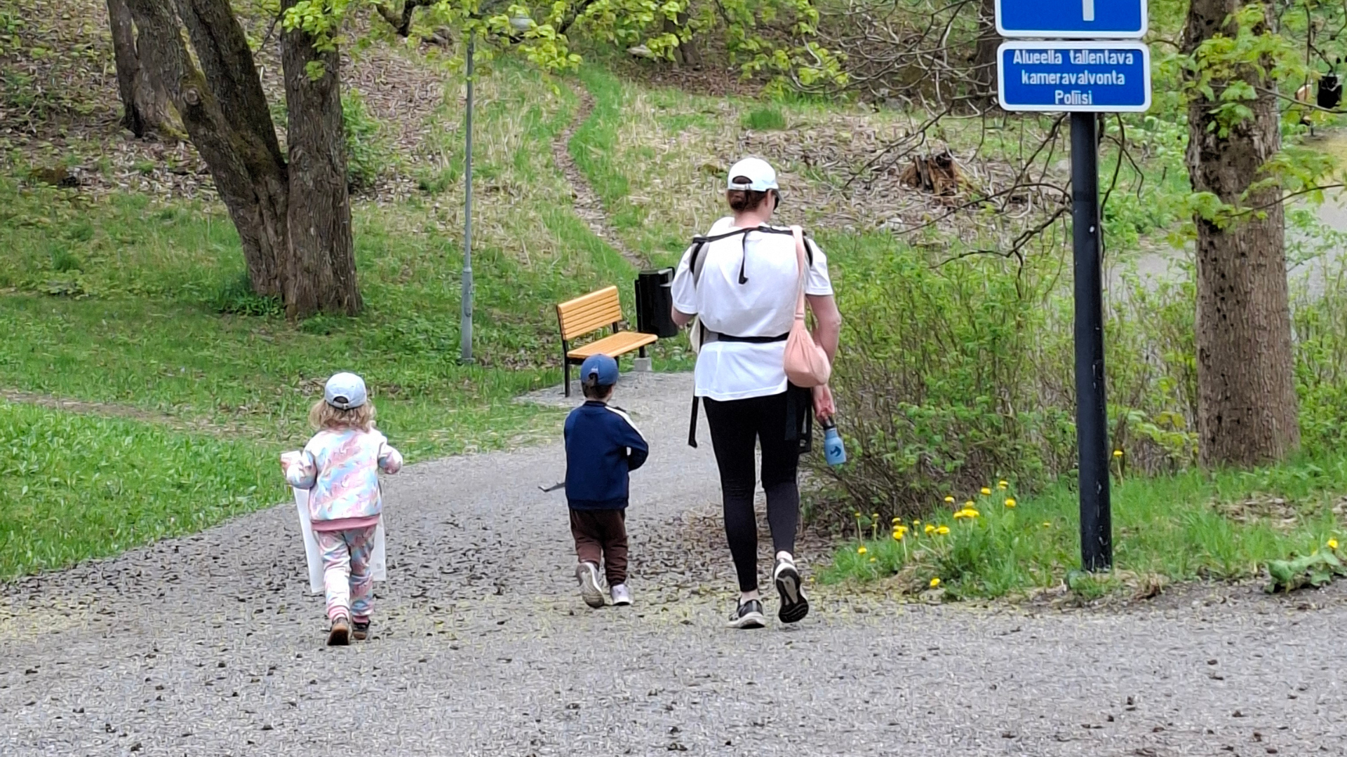 Äiti kolmen lapsensa kanssa siivoamassa rantaa Nunnalahdessa.