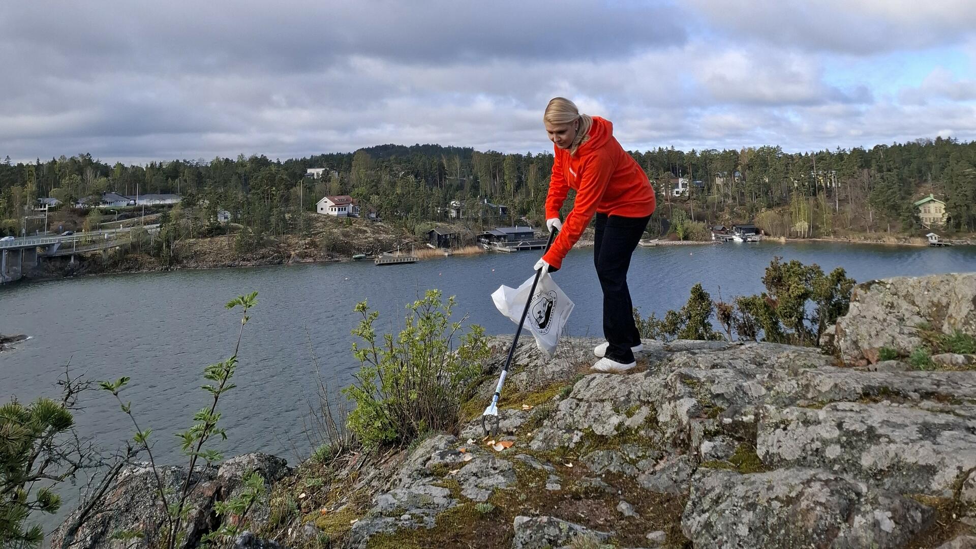 Kaupunginjohtaja siivoaa Kuparinvuorella kampanjassa Siisti Biitsi