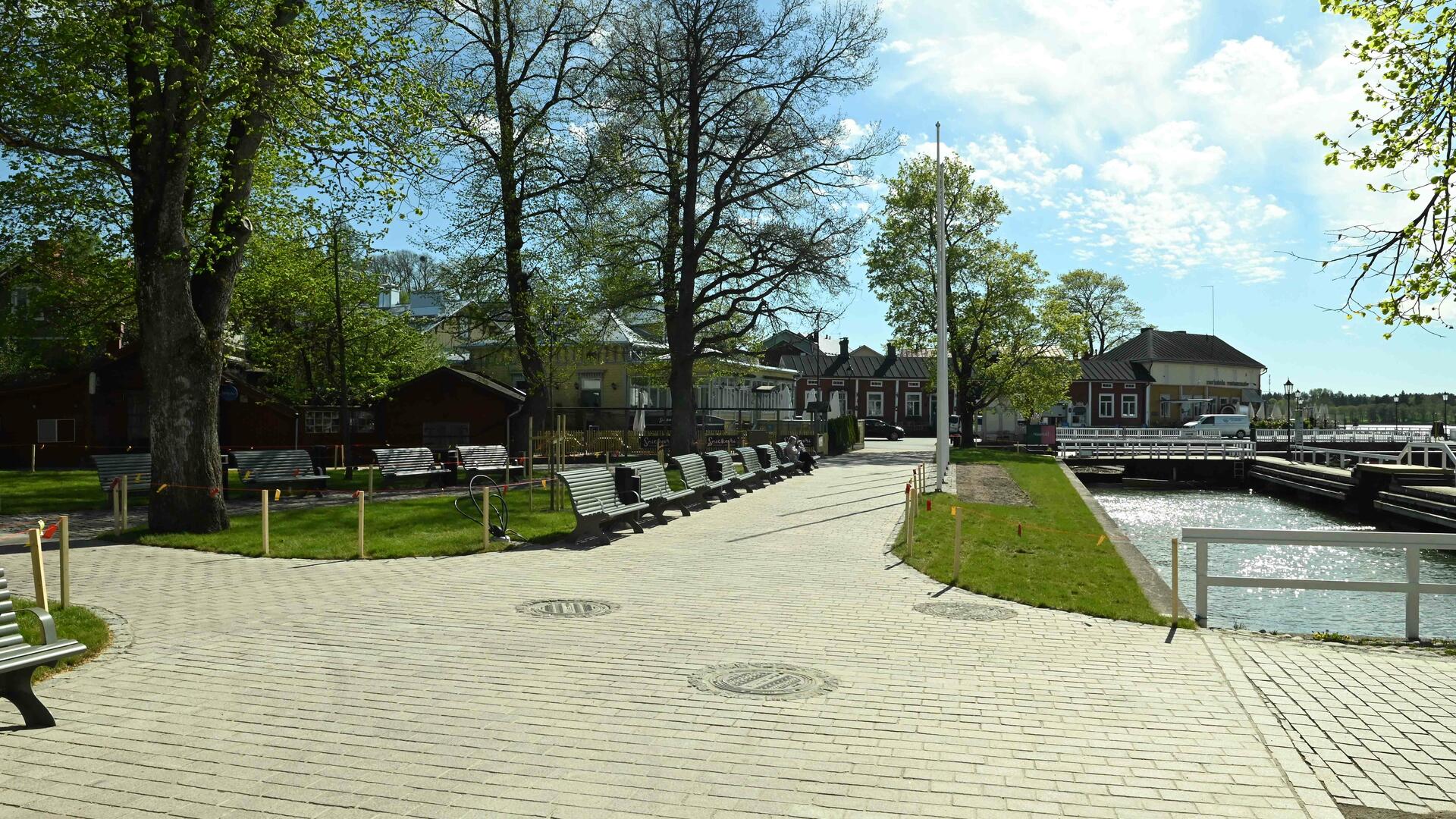 Remontoitu Siltapuisto penkkeineen Naantalin Vanhassakaupungissa.