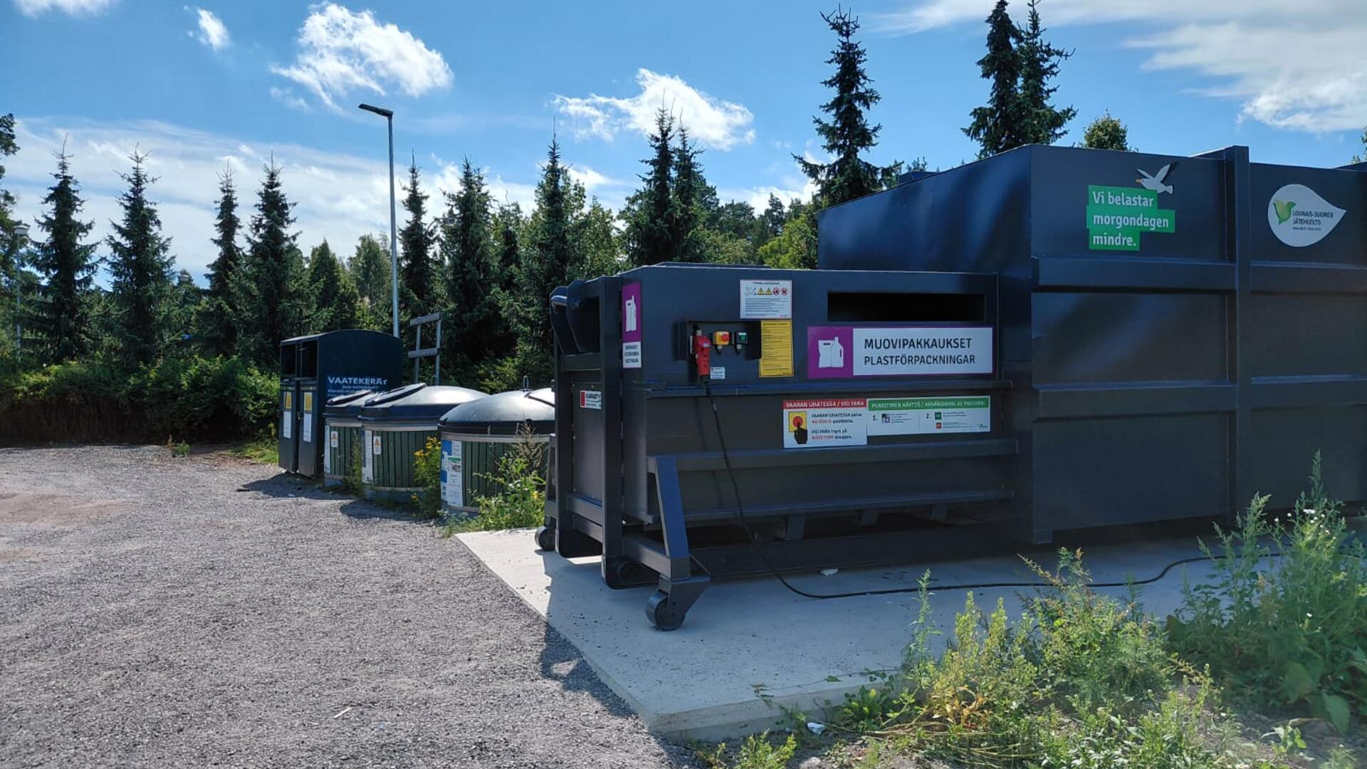 LSJH:n ekopiste Soinistentiellä, jätekeräysastioita.