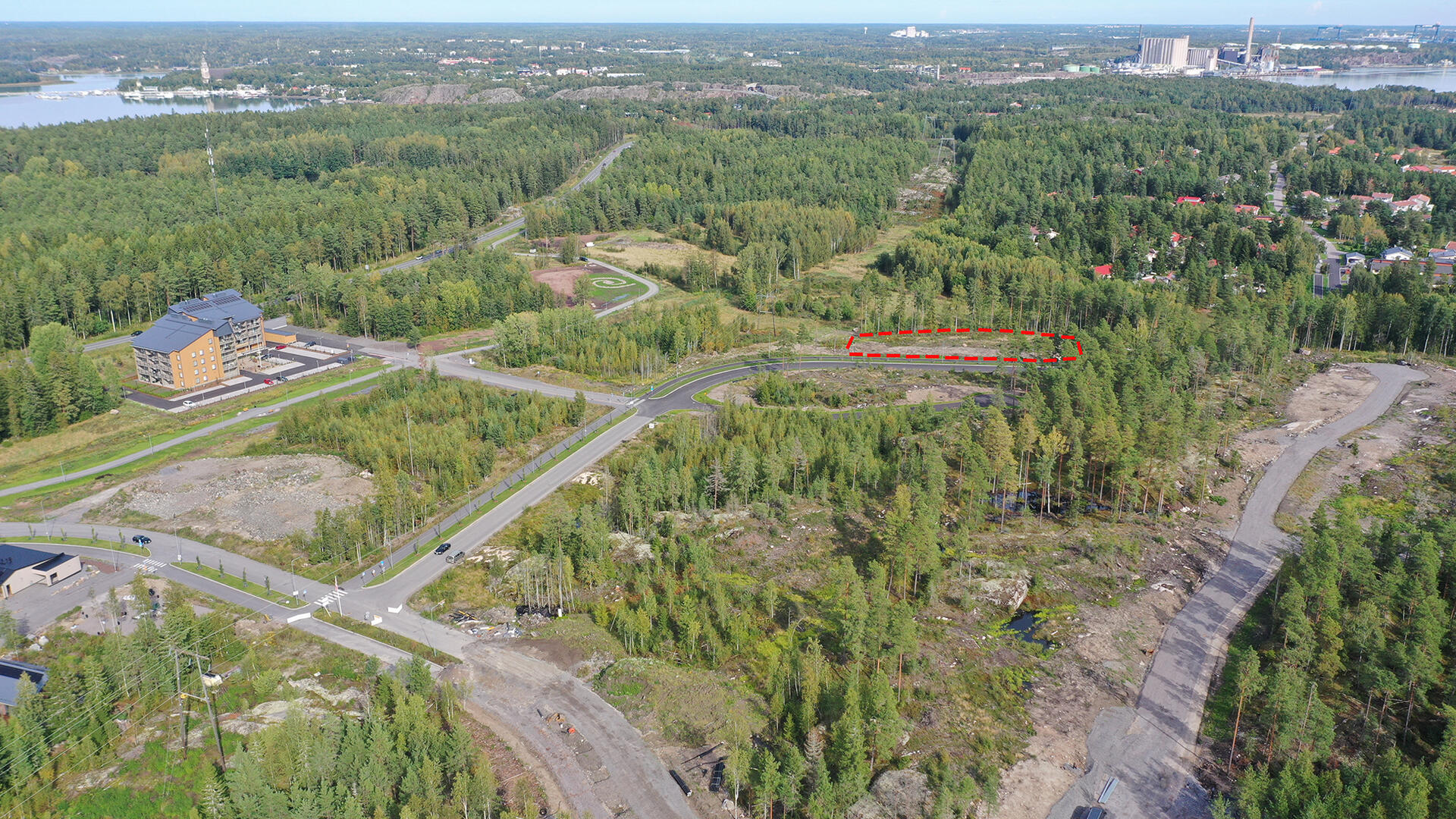 Ilmakuva Luonnonmaalta tonteille kaavoitetusta alueesta, jossa kohteen tontti on merkitty katkoviivalla.