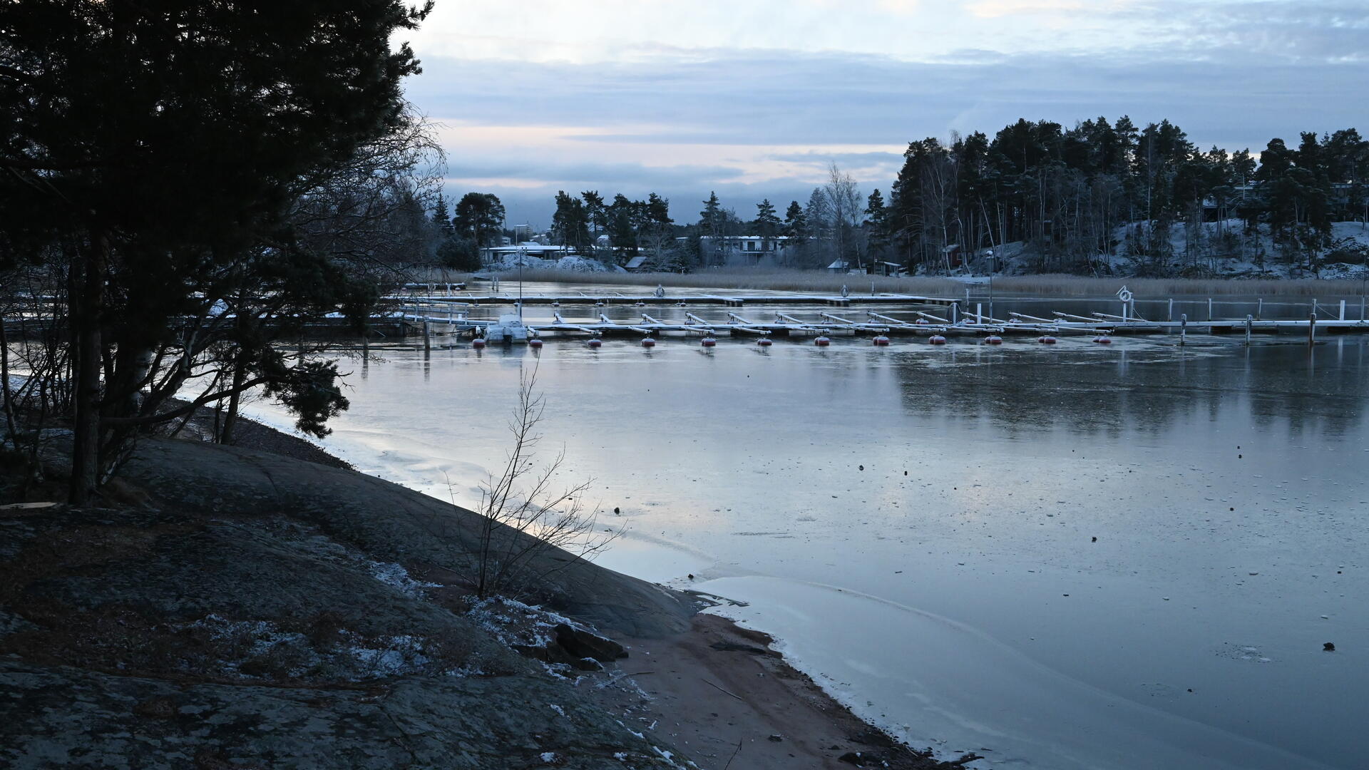 Taimonranta, rantaa, laituri ja vettä