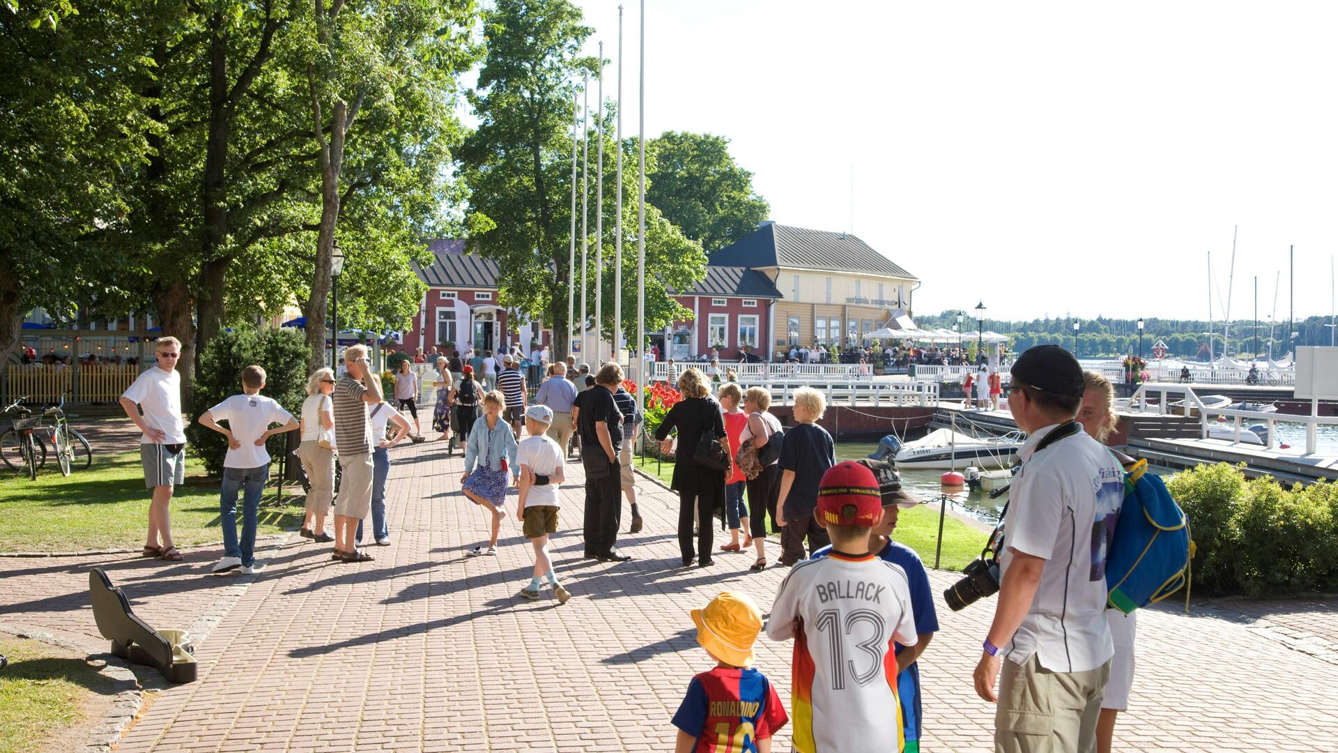 Ihmiset kävelevät Naantalin rannassa