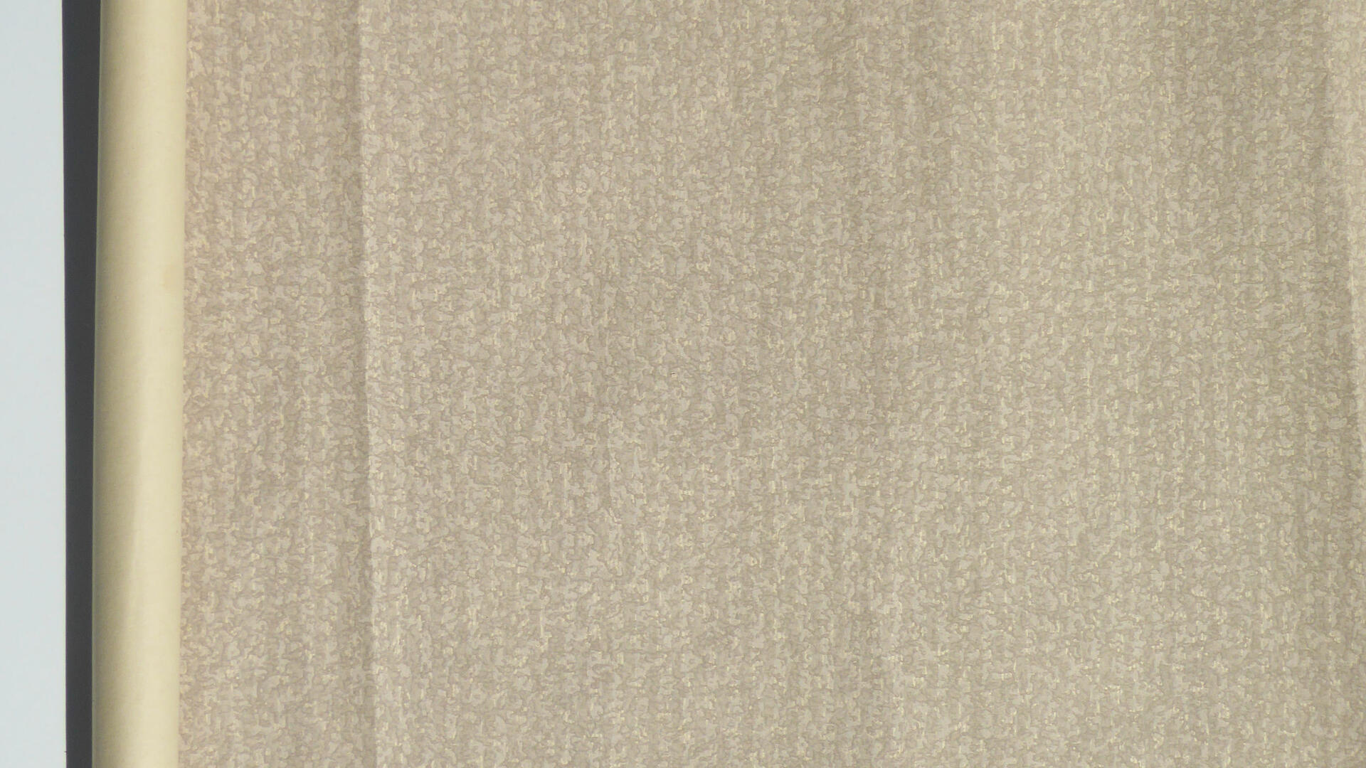 osittain auki rullattu tapettirulla