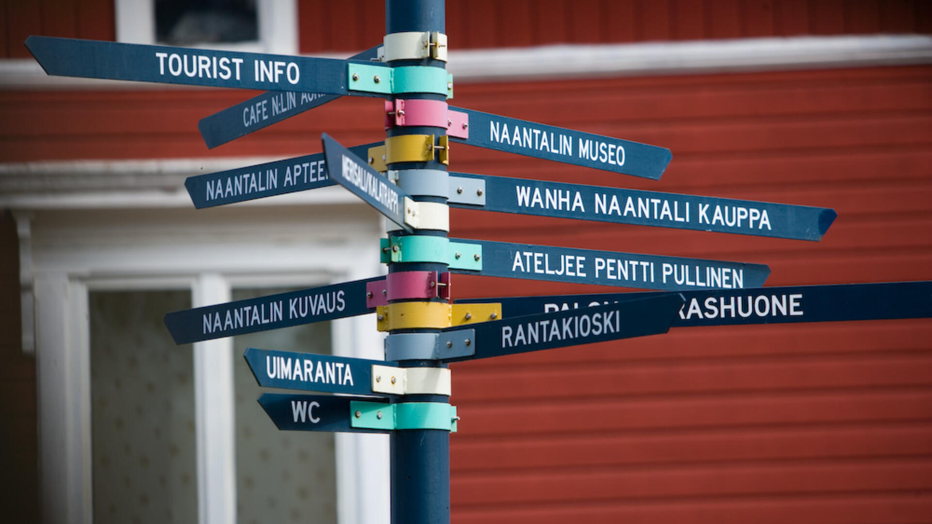 Opastetolppa, jossa monta kylttiä eri suuntiin.