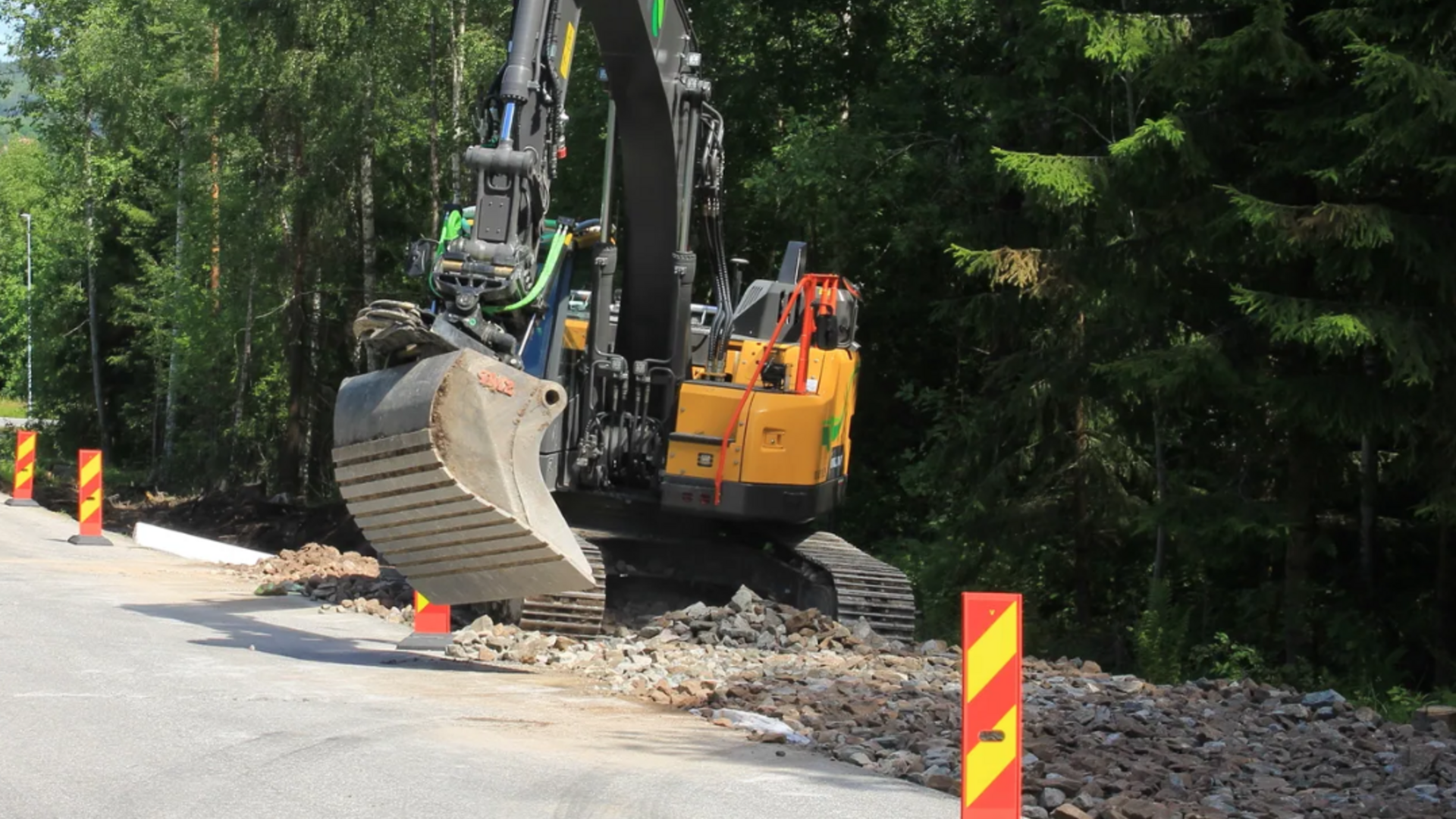 Kaivinkone tiealueen reunassa