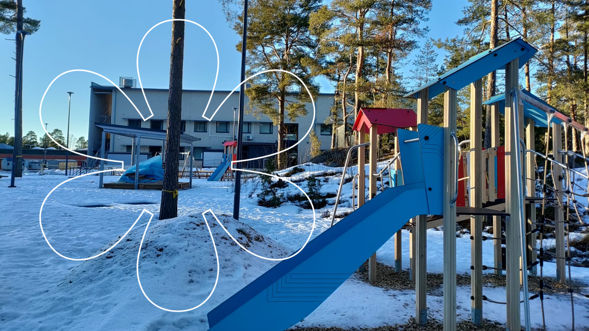 Leikkiteline Kalevanniemen talvisella kampuksella.