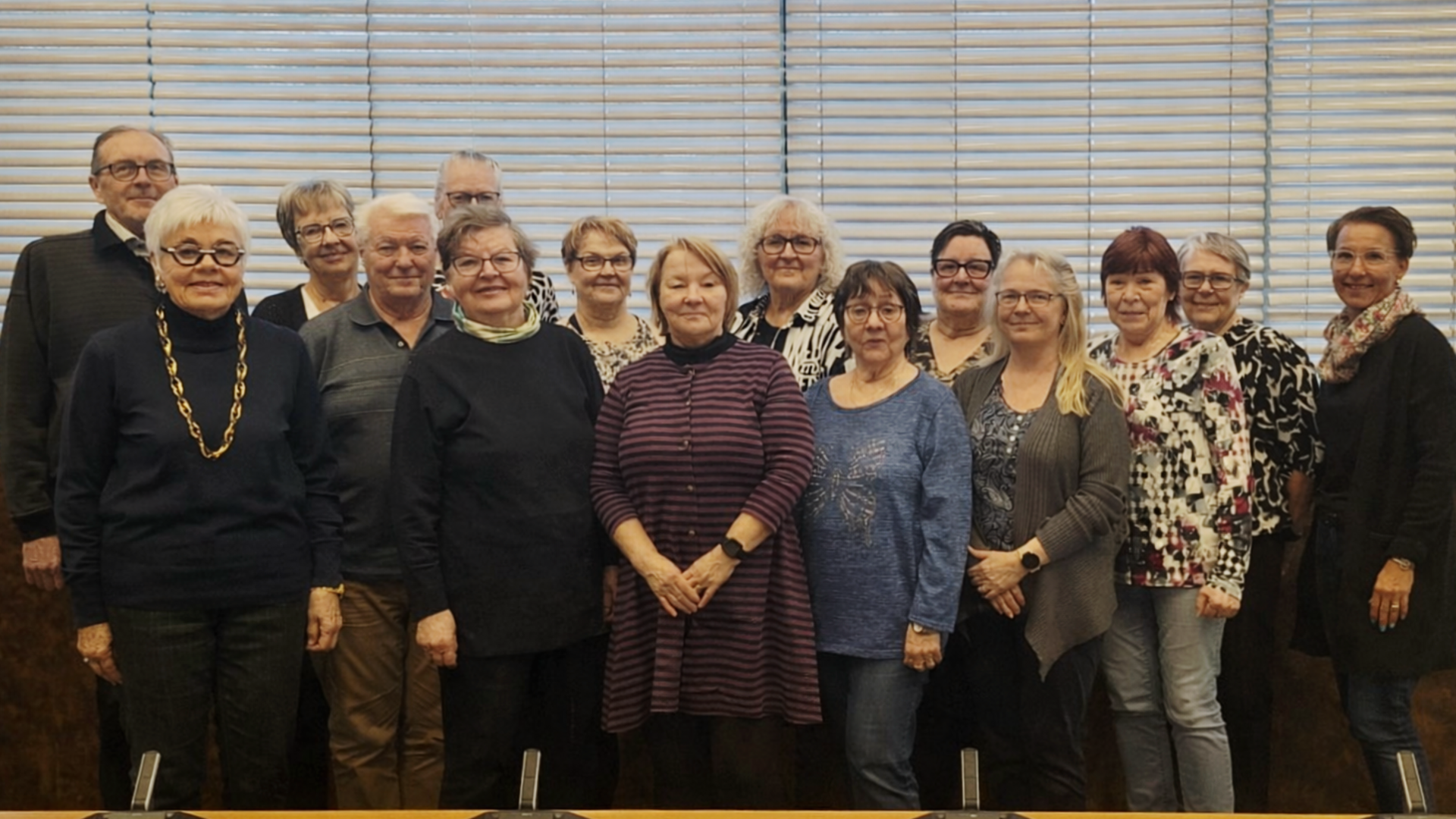 Vanhusneuvoston jäseniä valtuustosalissa ryhmäkuva