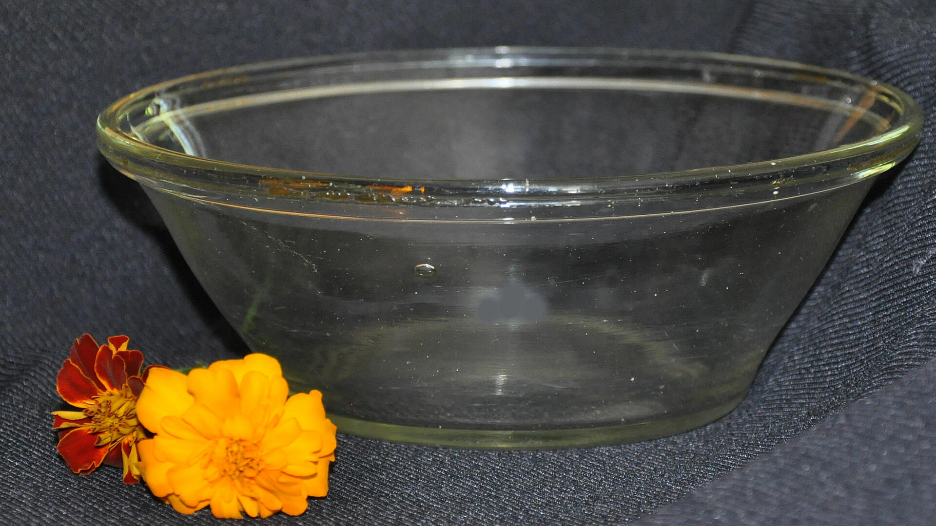 lasista tehty kulho tummalla taustalla