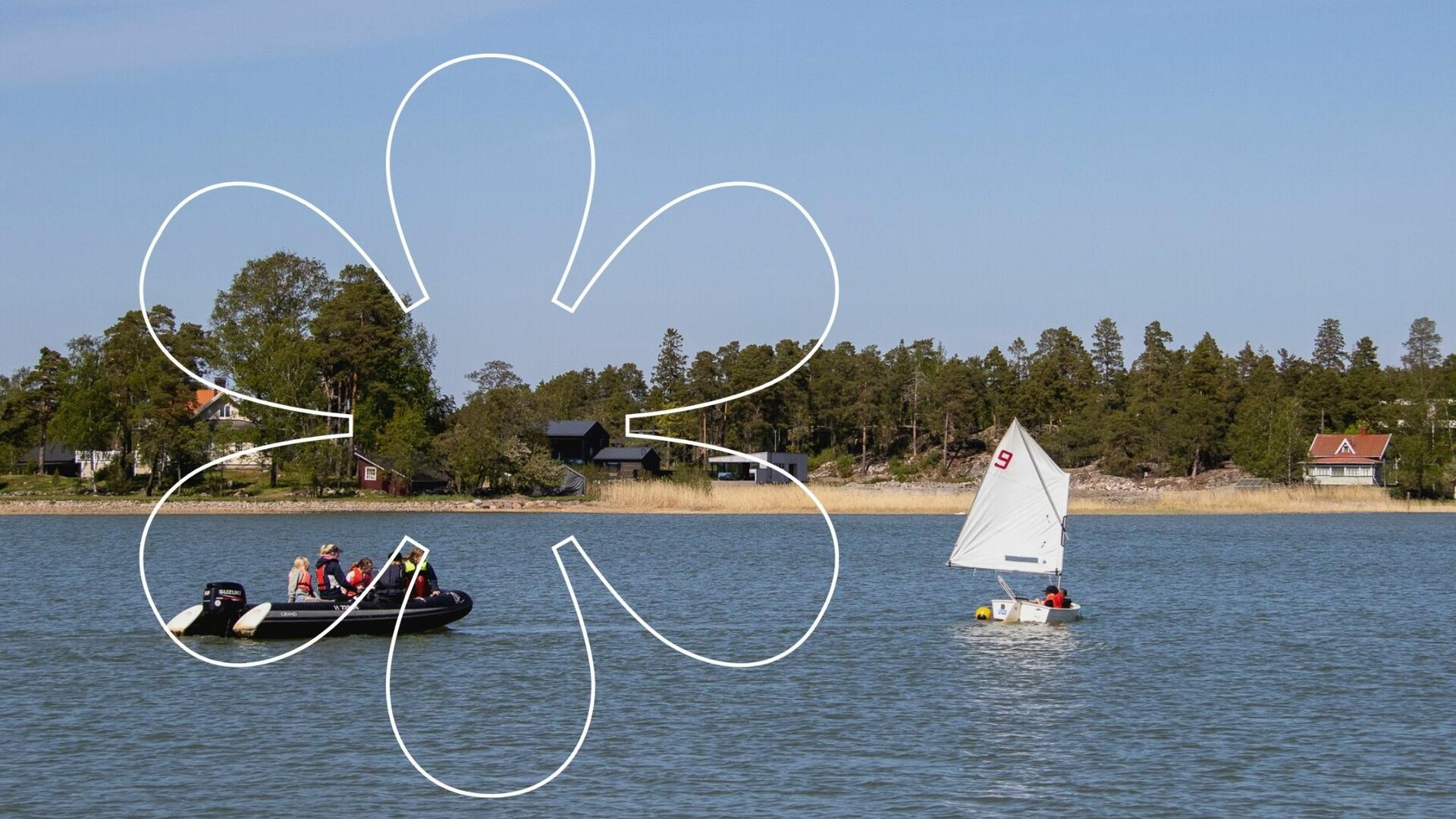 Pieni purjejolla merellä kyydissään kaksi koululaista, lähellä on vene, jossa on enemmän koululaisia ja ohjaaja. Kuvan päällä Onnellinen aurinko -elementti.