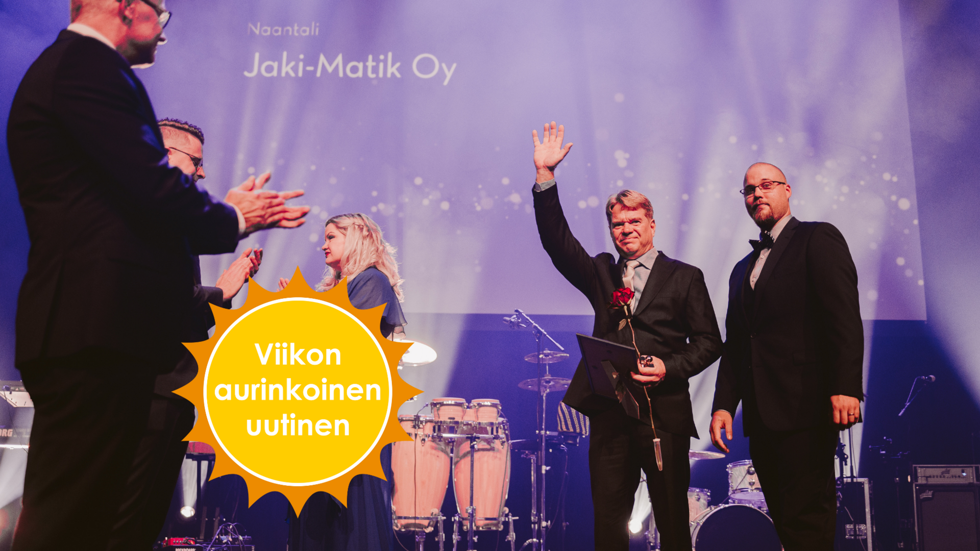 Kaksi miestä hakee palkintoa lavalta Yrittäjägaalassa.
