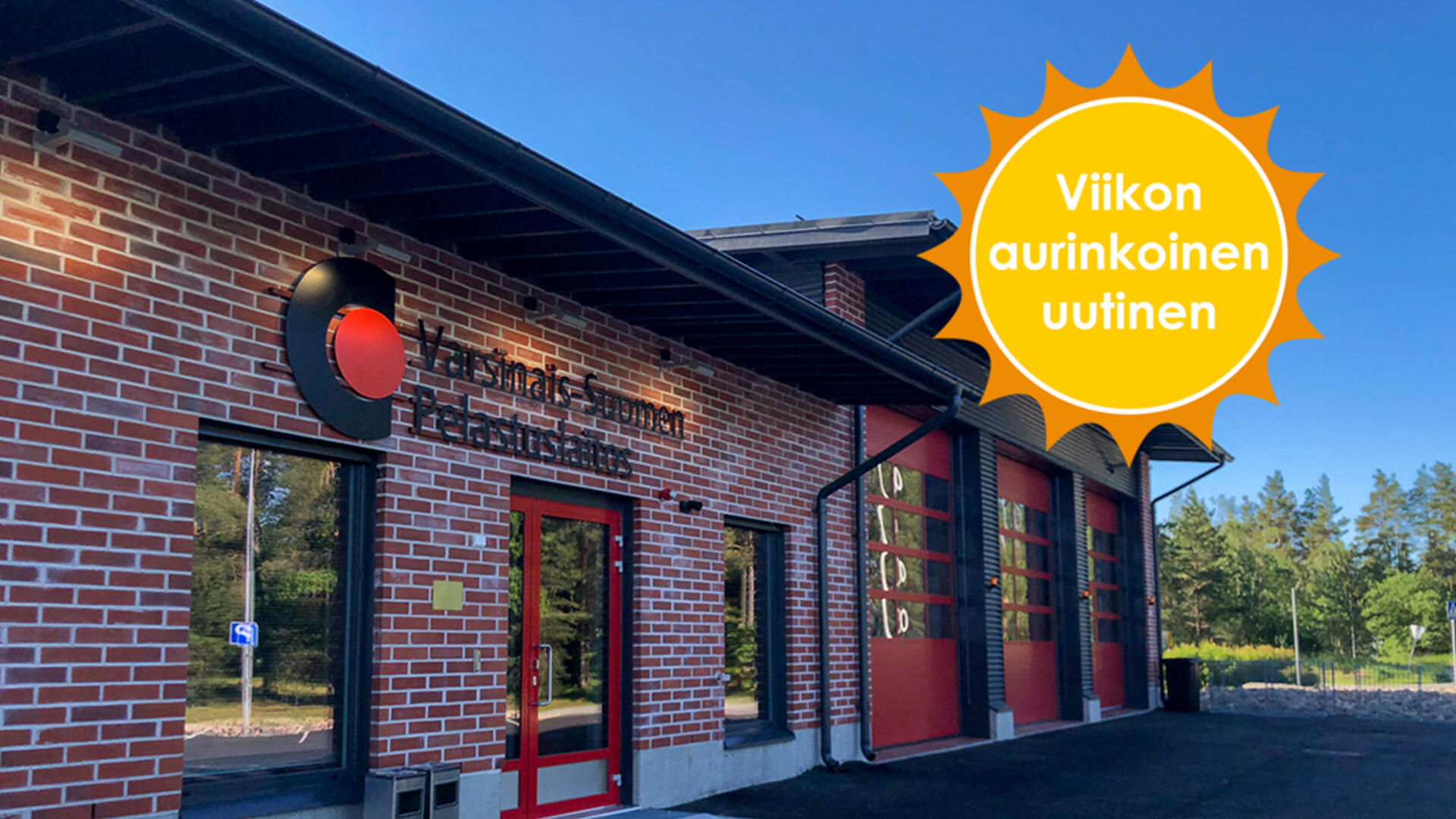 Punatiilisen rakennuksen vasemmassa päädyssä on kahden ikkunan välissä ovi, jonka yläpuolella lukee Varsinais-Suomen pelastuslaitos. Oikealla on punaovisia autotallin ovia. Viikon aurinkoinen uutinen -logo.