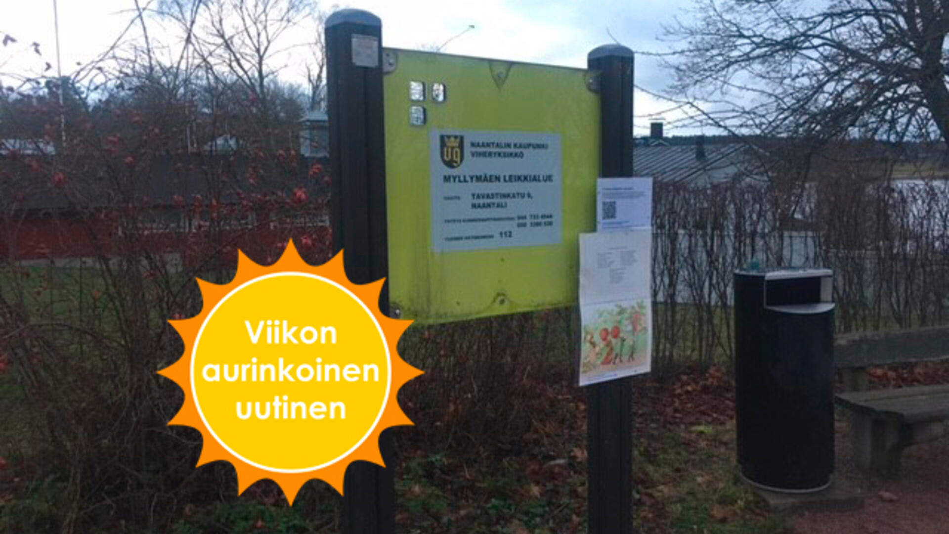 Leikkipuistossa kyltti, johon on kiinnitetty lukutehtävät paperein. Viikon aurinkoinen uutinen.