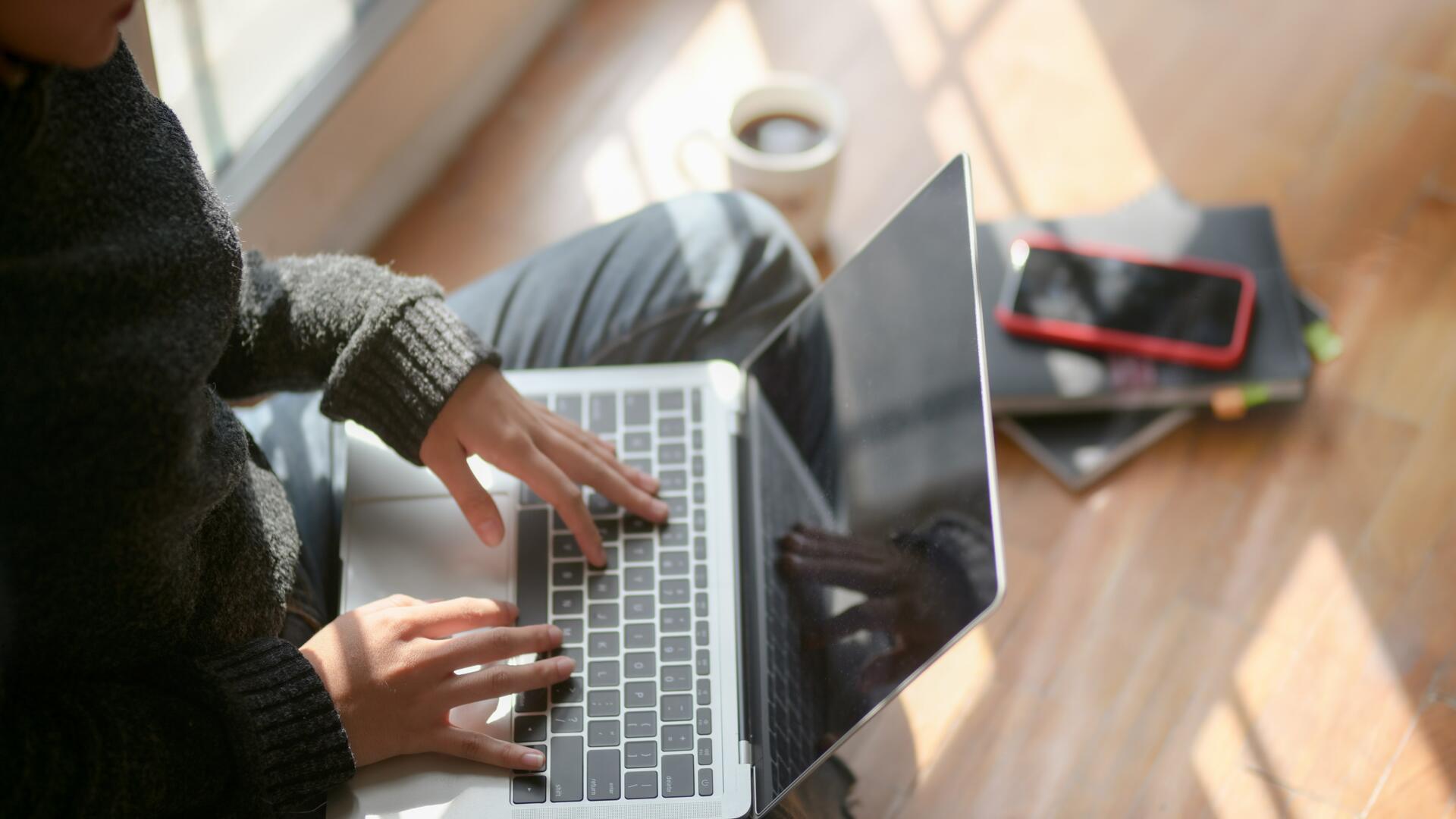 Nuori tietokoneella.