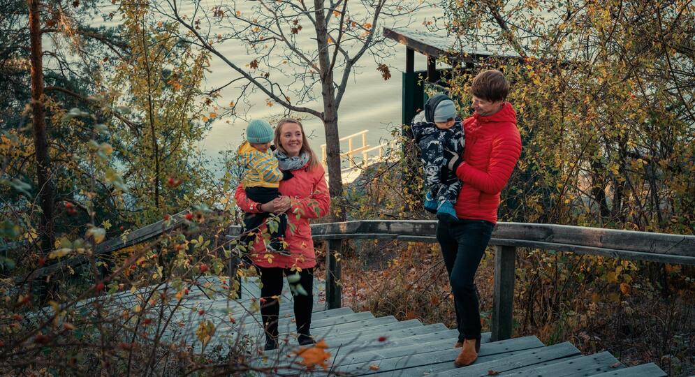 Perhe kävelee syksyllä Naantalin Kuparivuoren kallioilla aurinkoisena päivänä.