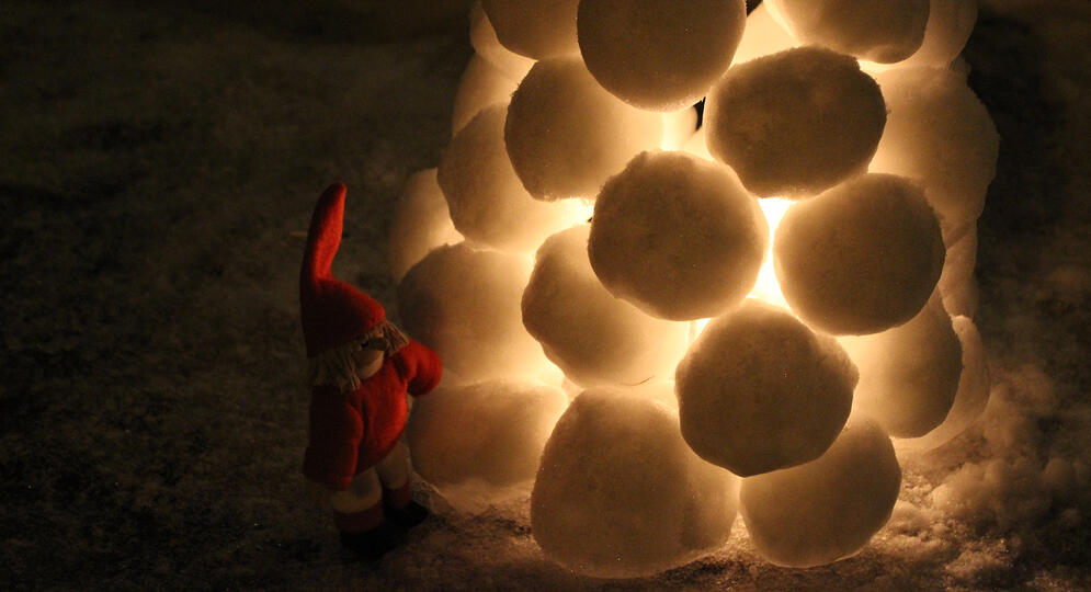 Joulutonttu ja lumilyhty.