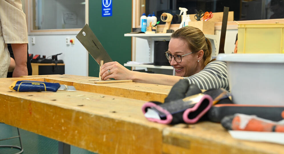 Huonekalujen kunnostaminen kurssin opiskelija