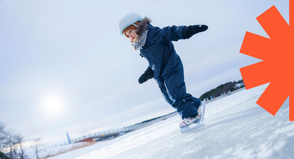 Lapsi luistelemassa Naantalissa meren jäällä.