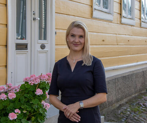 Vanhankaupungin keltaisen puutalon edessä seisoo kaupunginjohtaja Laura Leppänen.