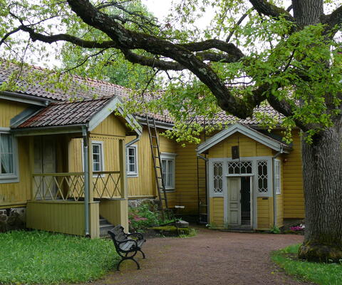 Museon Hiilolan piha keväällä