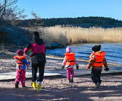 Varhaiskasvatuksen opettaja Velkualla päiväkodin lasten kanssa. 