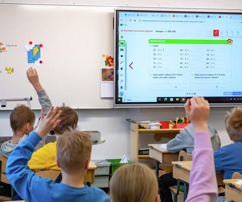 Oppilaita luokassa Lietsalan koulussa.