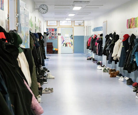 Käytävällä naulakossa runsaasti vaatteita Lietsalan koulussa.