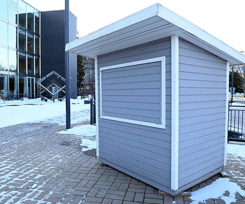 Myyntikoju kaupungintalon edustalla.