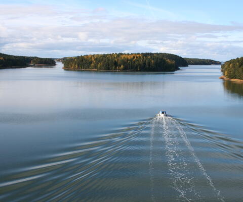Moottorivene merellä Naantalin saaristosta