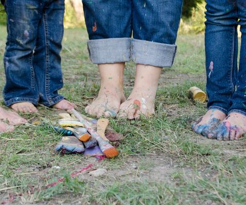 lapset ilman kenkiä nurmikolla