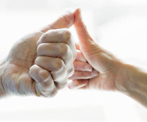 Varhan kysely, kaksi nyrkkiä peukalot vastakkain.