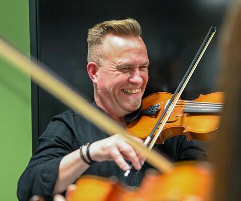 Aikuisten viulunsoittotunnin iloinen tunnelma