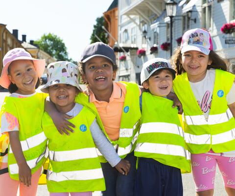 Lapset keltaisissa huomioliiveissä.
