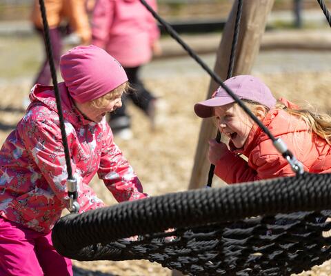 Lapset leikkimässä pihalla.