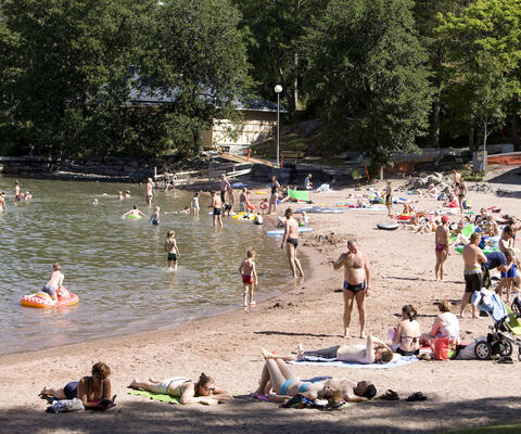 Uimaranta täynnä ihmisiä kesällä