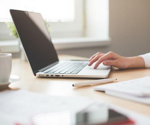 Tietokone pöydällä