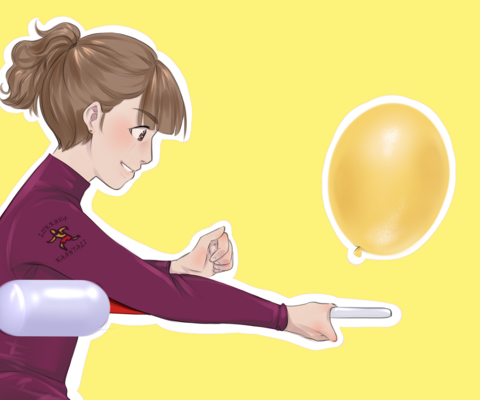 tyttö pompottaa ilmapalloa