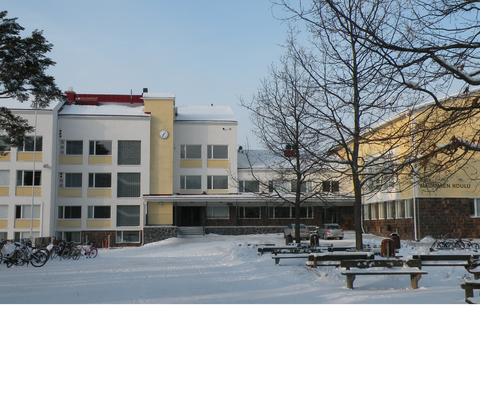 Maijamäen yläkoulurakennus ja piha talvella