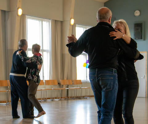 kaksi tanssiparia tanssii 