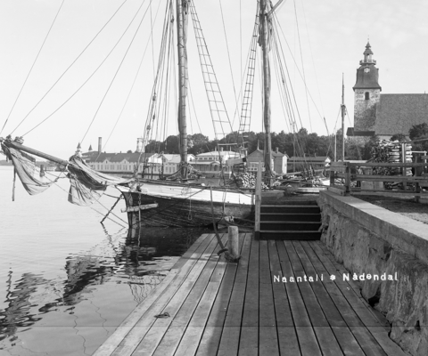 1800-luvun purjealus laiturissa ja taustalla Naantalin kirkko