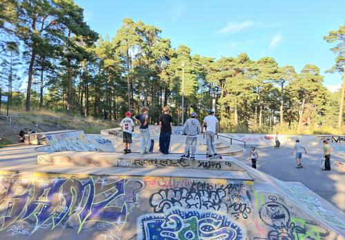 Kuvassa neljä skeittaajaa Naantalin Kuparivuoren skeittiparkilla