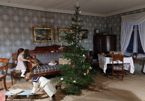 Museon salissa leikkiviä lapsia ja joulukuusi