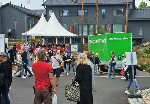 Ihmisiä kadulla Naantalin Asuntomessualueella.