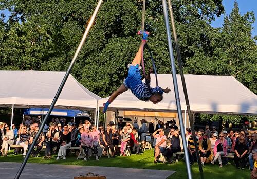 Kirkkopuistossa sirkusakrobaatti esiintyy Naantali-päivänä 2023