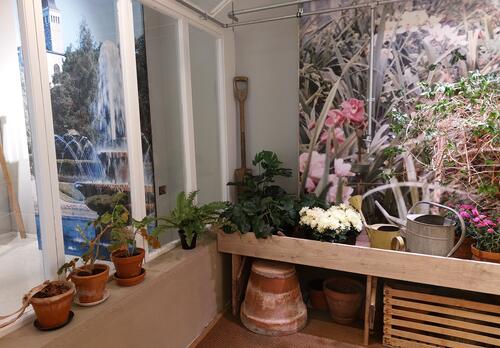 näyttelyssä kasvihuoneen sisällä kasveja ja ruukkuja