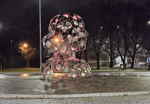Hautuja-teos valaistuna oranssein valoin Oranssit päivät -kampanjan aikana.