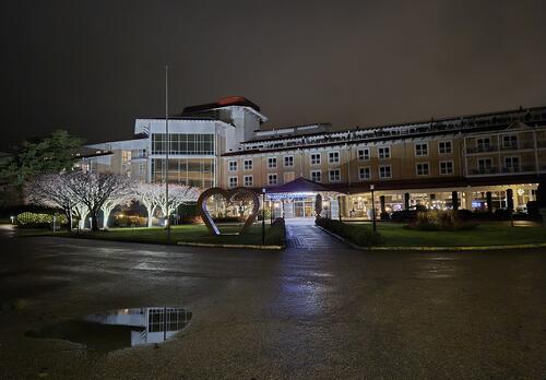 kylpylärakennus pimeässä yössä