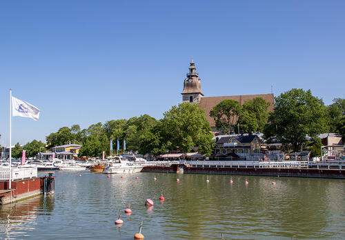 Naantalin kirkko kohoaa Vanhankaupungin rannan takana.