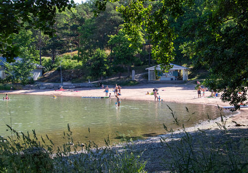 Aurinkoinen päivä Nunnalahden uimarannalla.